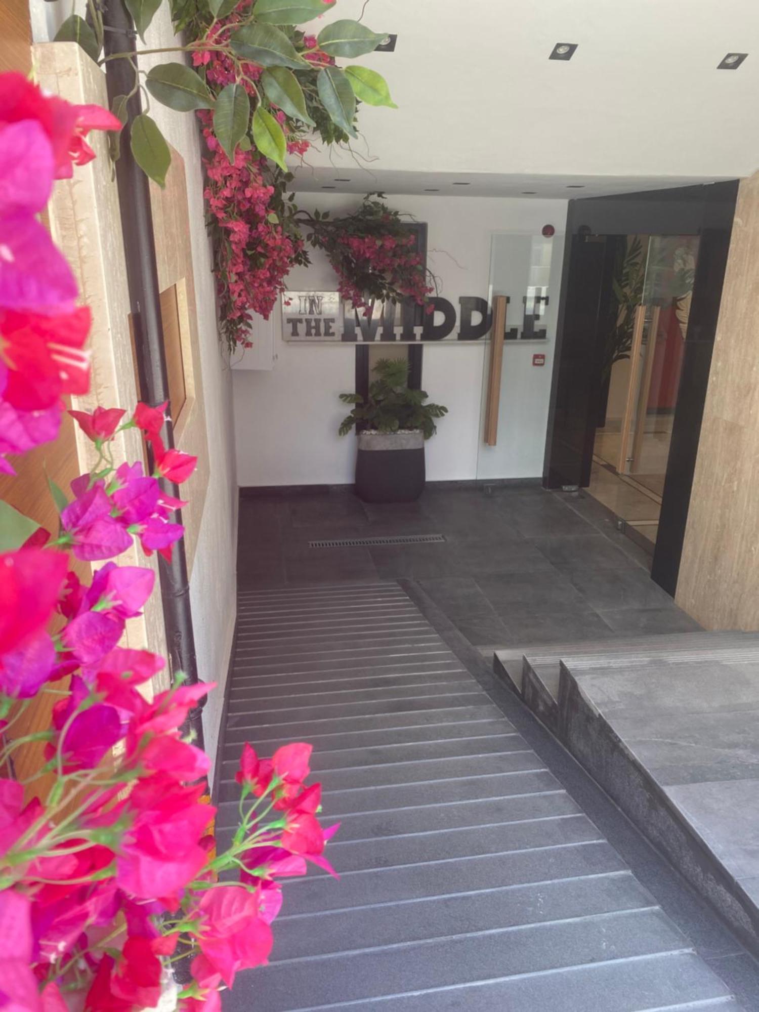 Otel In The Middle 3*