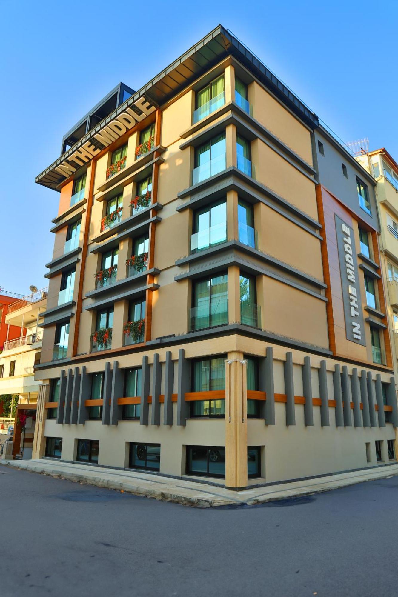 Otel In The Middle