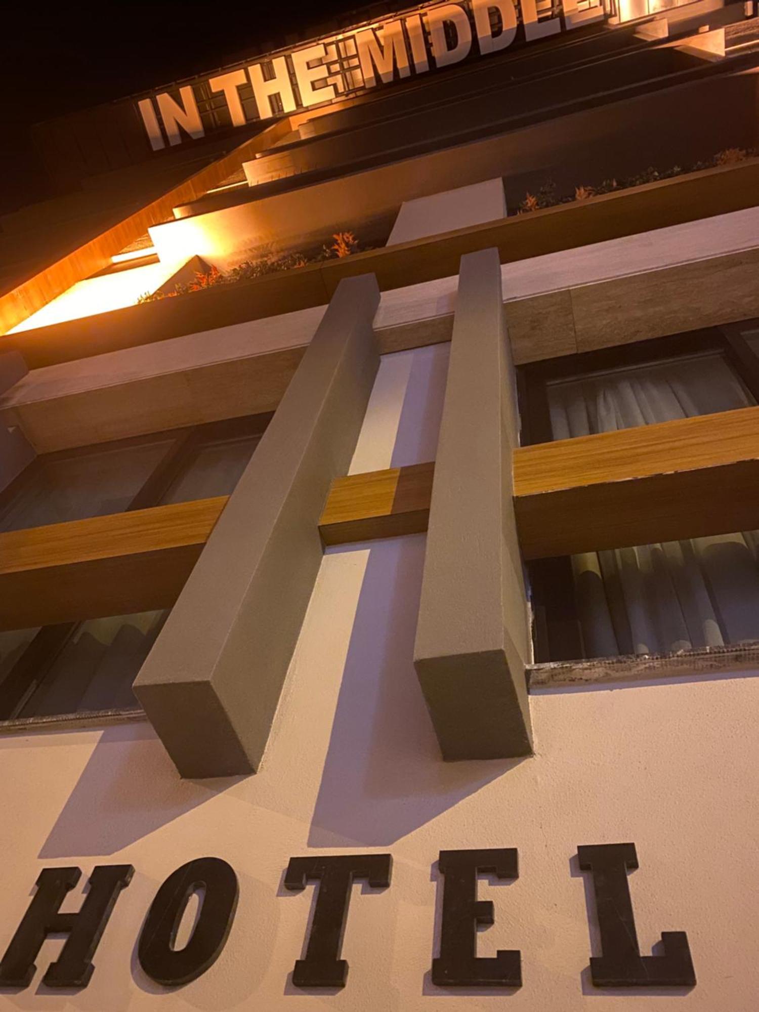 In The Middle Otel